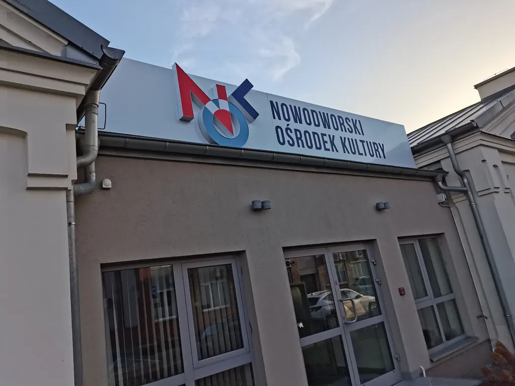Kaseton reklamowy z dibondu zamontowany na elewacji budynku