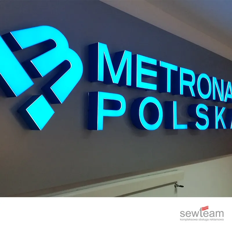 Logo przestrzenne na ścianie recepcji w biurze firmowym