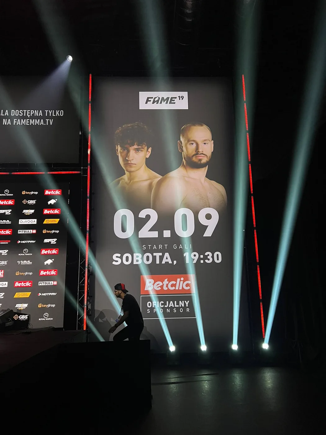 Scena koncertowa z podświetleniem i grafiką wielkoformatową
