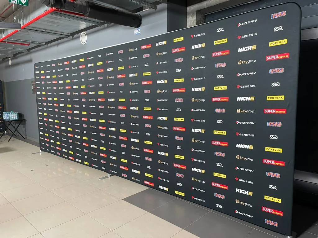 Duża ścianka sponsorska z logotypami partnerów wydarzenia