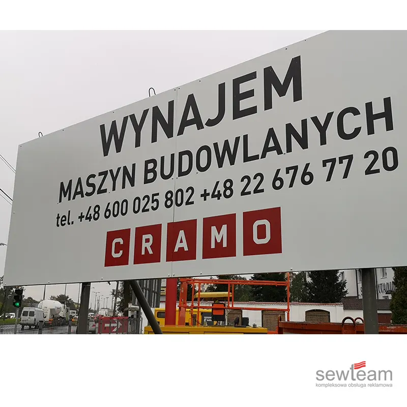 Szyld firmowy zamontowany na elewacji budynku